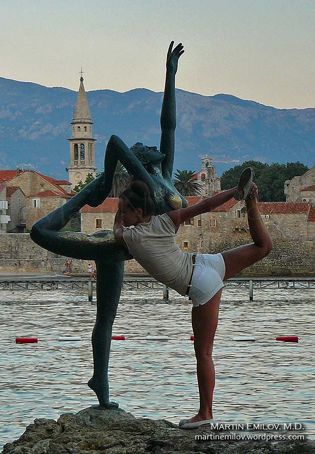 'Живата' статуя на танцуващото момиче 