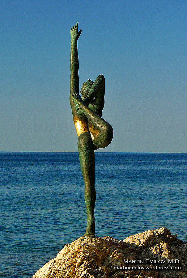 Статуята на танцуващото момиче